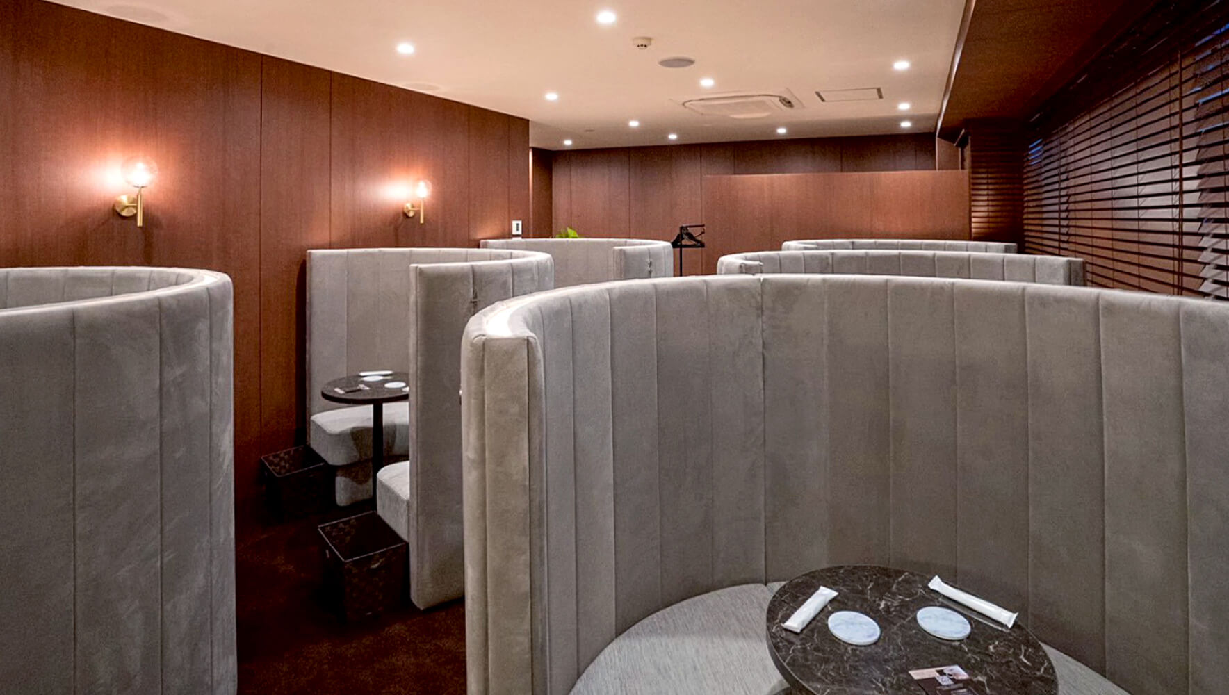 IBJ 大宮LOUNGE 様｜店舗デザイン｜施工事例｜INTERDOOR