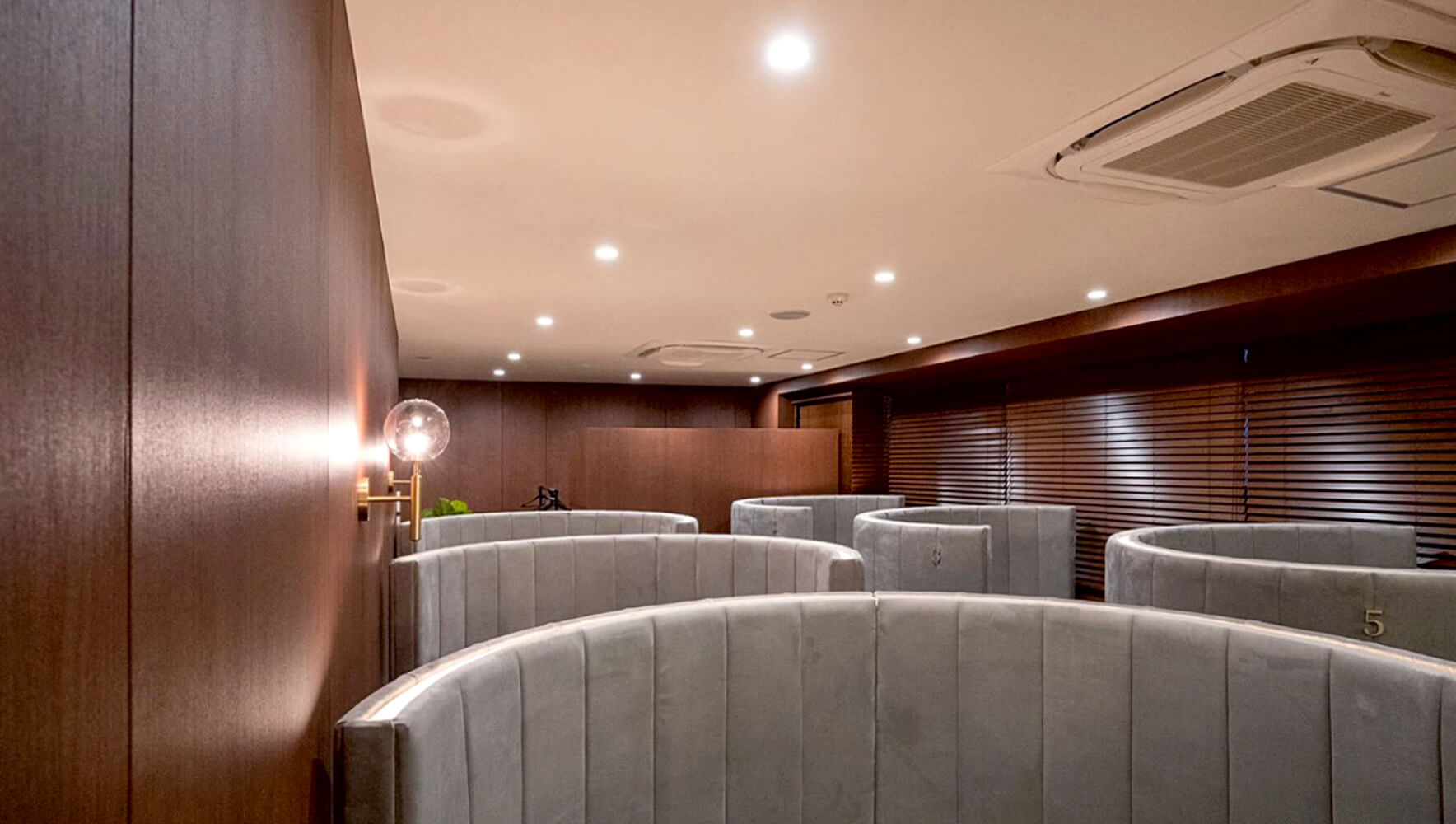 IBJ 大宮LOUNGE 様｜店舗デザイン｜施工事例｜INTERDOOR