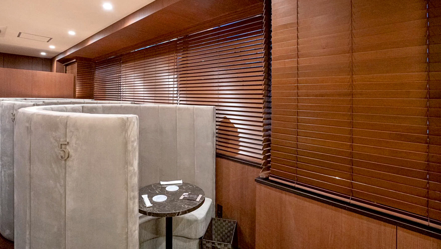 IBJ 大宮LOUNGE 様｜店舗デザイン｜施工事例｜INTERDOOR