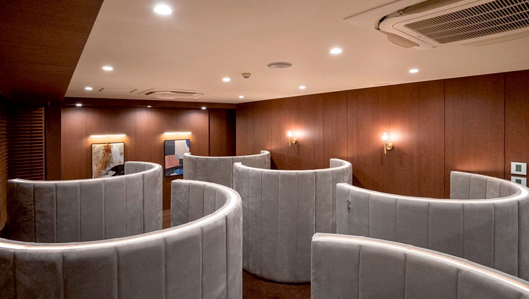 IBJ 大宮LOUNGE 様｜店舗デザイン｜施工事例｜INTERDOOR