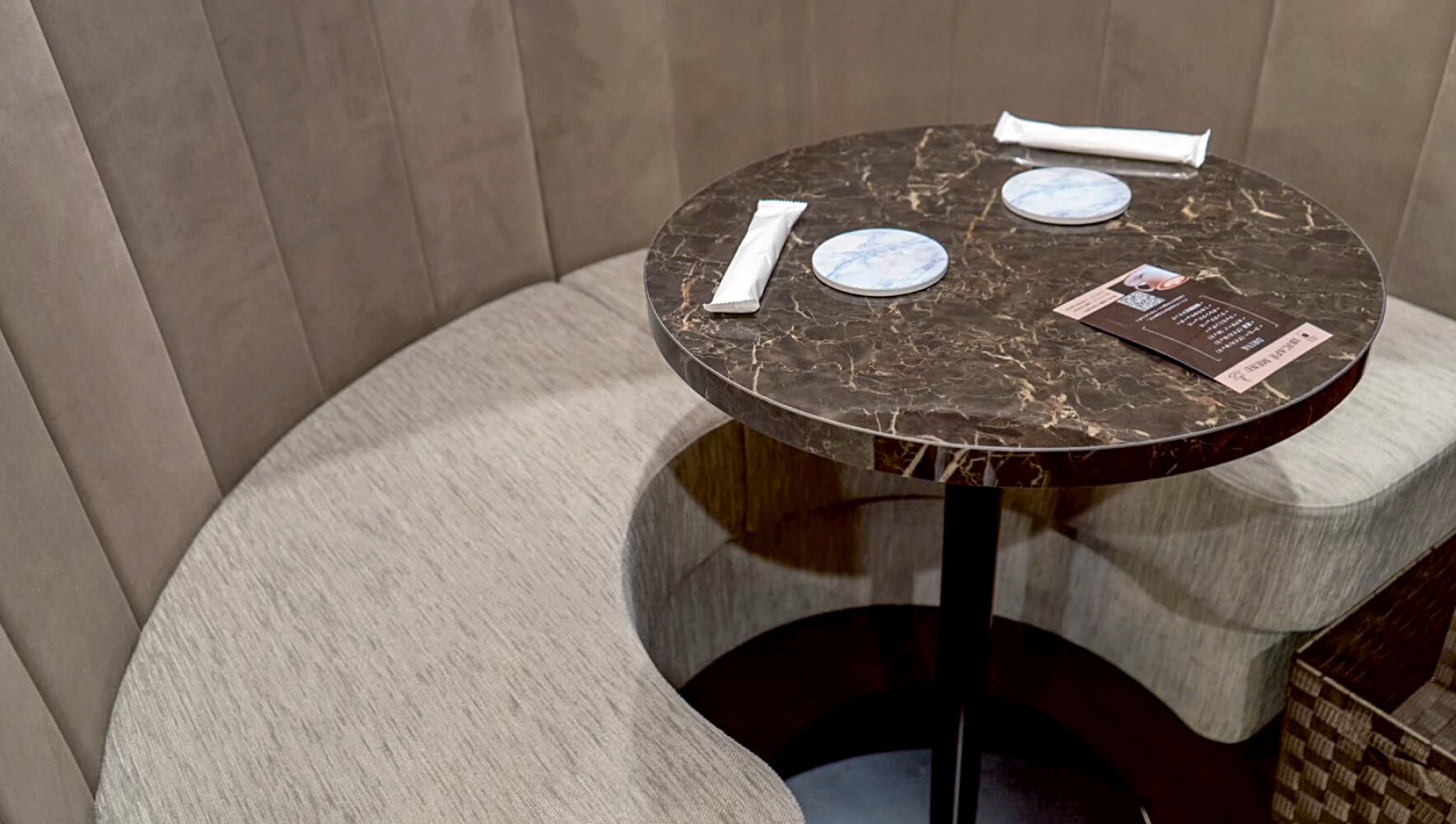 IBJ 大宮LOUNGE 様｜店舗デザイン｜施工事例｜INTERDOOR